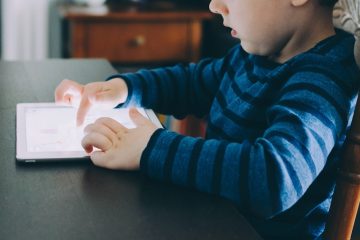 bambino con tablet