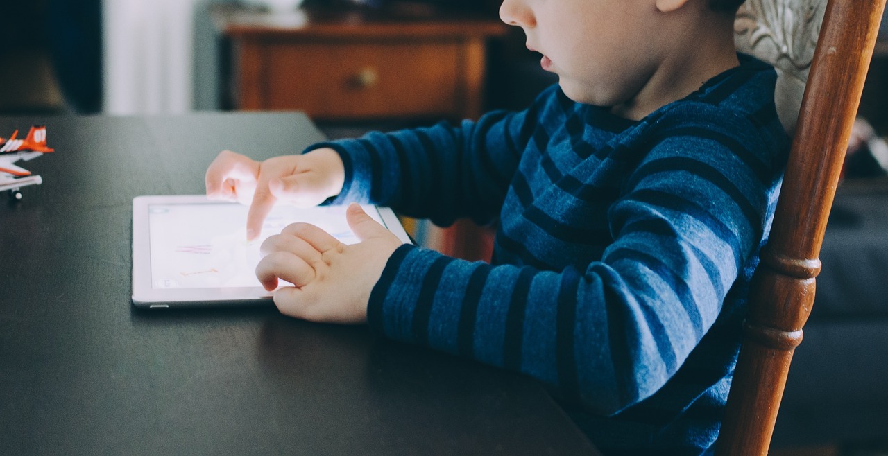 bambino con tablet