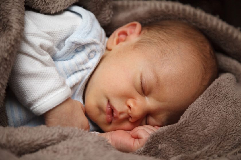 l’immagine rappresenta un neonato, che potrebbe soffrire di acne neonatale