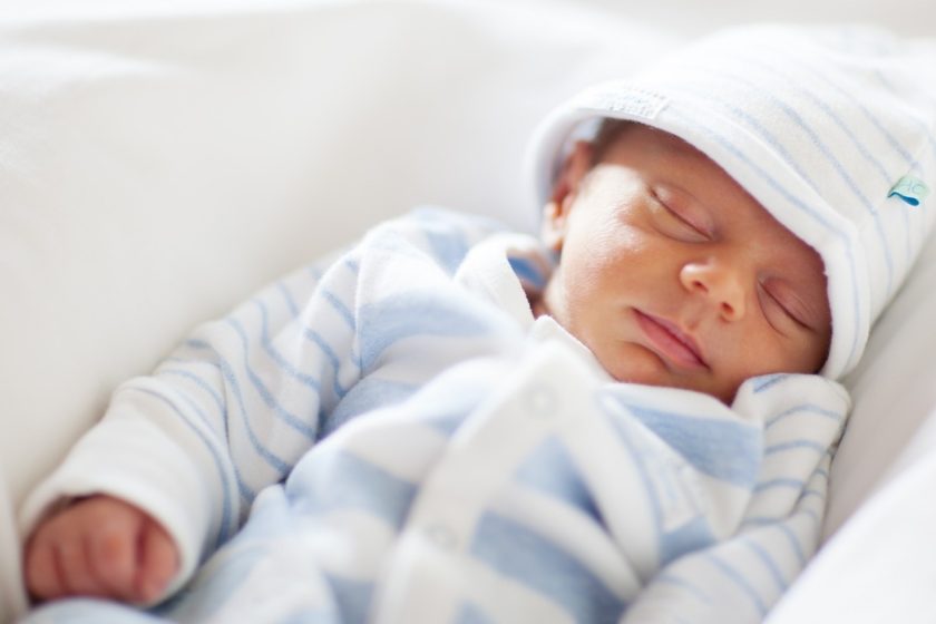 l’immagine rappresenta un neonato, che potrebbe avere problemi di acne neonatale