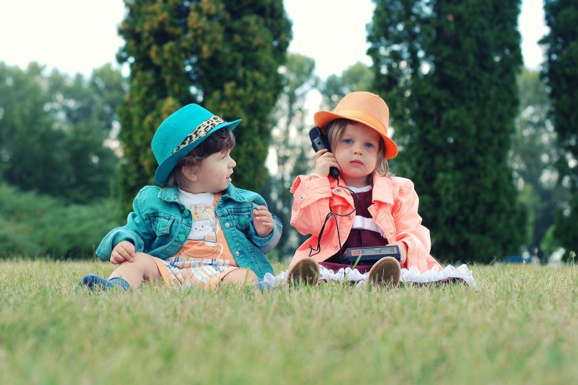 l’immagine rappresenta due bambini per i quali comprendere i primi segnali di autismo ad alto funzionamento è fondamentale