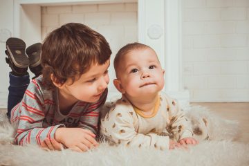 l’immagine rappresenta due bambini per i quali comprendere i primi segnali di autismo ad alto funzionamento è fondamentale