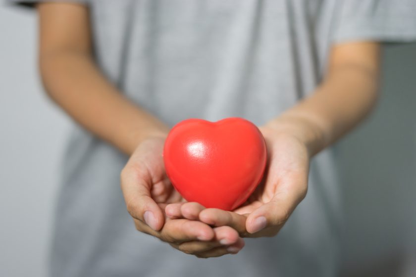 l’immagine rappresenta una donna che regge un cuore tra le mani