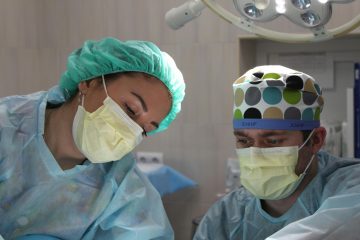 l’immagine raprresenta due chirurghi intenti a praticare un'episiotomia