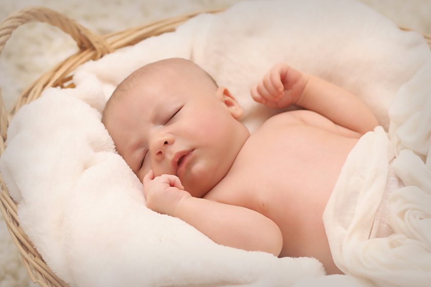 l’immagine rappresenta un bambino che dorme