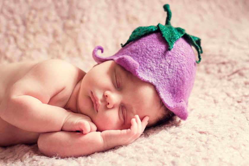 l’immagine rappresenta un bambino che dorme