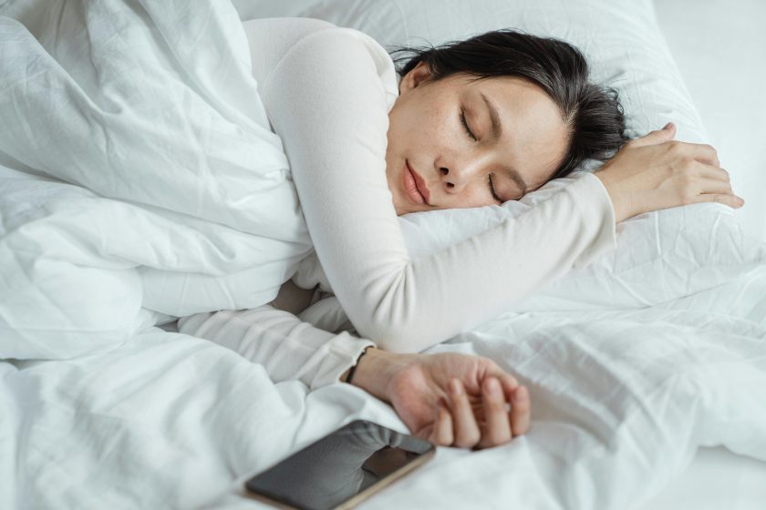 l’immagine rappresenta una donna che dorme bene grazie al cuscino per gravidanza