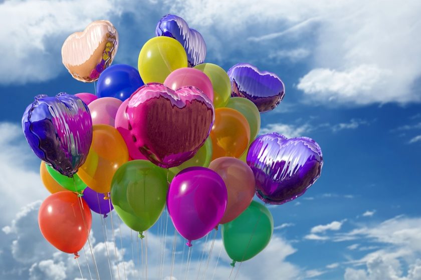 l’immagine rappresenta dei palloncini colorati, spesso presenti in eventi gratuiti per bambini