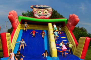 l’immagine rappresenta un momento ludico di un evento per bambini in Lombardia organizzato per l’estate 2025