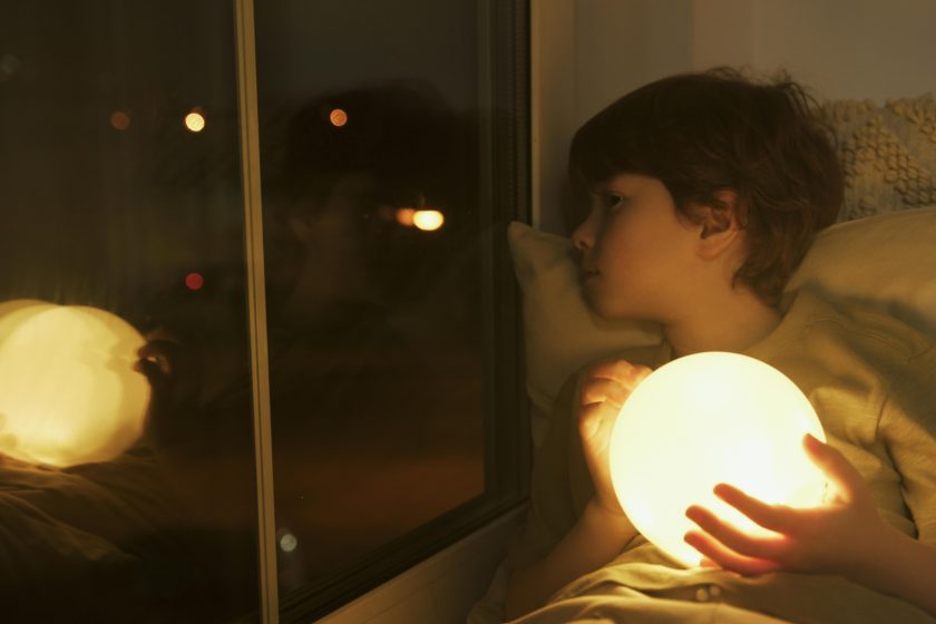 l’immagine rappresenta un bimbo che è colto da pavor notturno