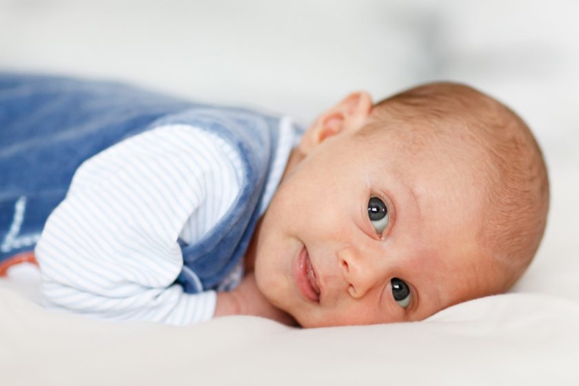 l’immagine rappresenta un neonato durante la fase di tummy time