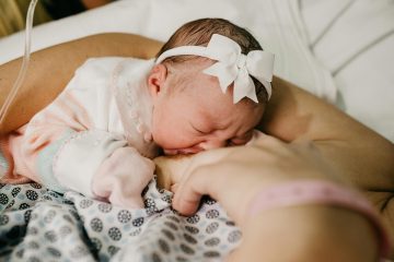 l’immagine rappresenta una madre che allatta il figlio al seno