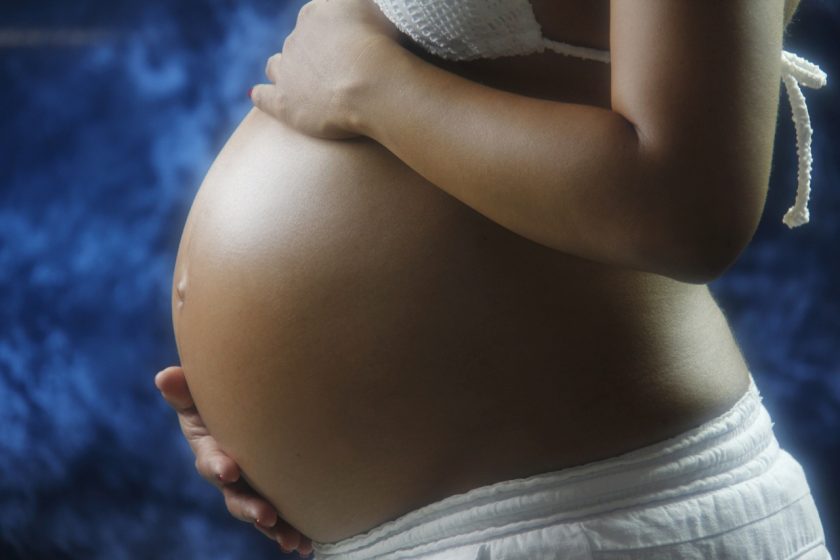 l’immagine rappresenta una donna in gravidanza