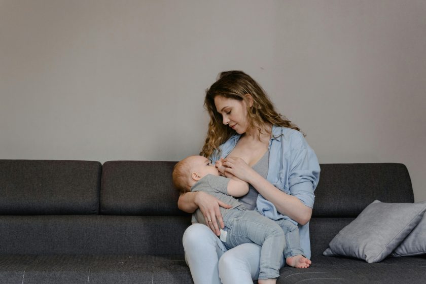 l’immagine rappresenta una donna con il suo bambino