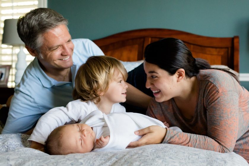 l’immagine rappresenta una coppia con due bambini piccoli