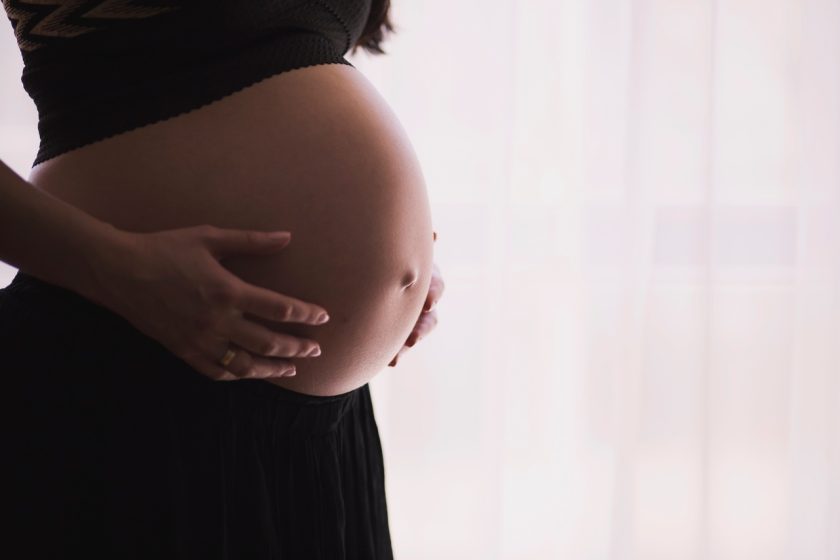 l’immagine rappresenta una donna in gravidanza, in attesa della perdita del tappo mucoso