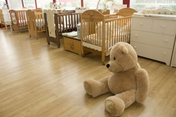 l’immagine rappresenta delle culle all’interno di un reparto neonatale