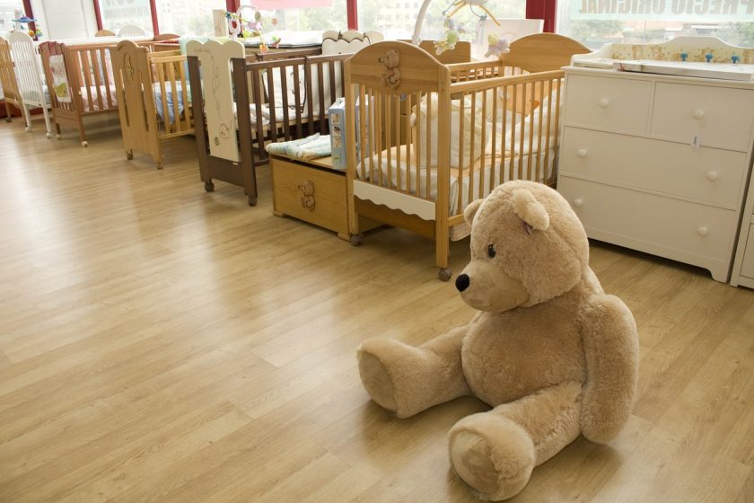 l’immagine rappresenta delle culle all’interno di un reparto neonatale