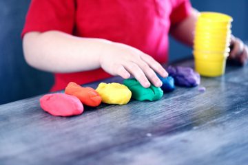 l’immagine rappresenta un bimbo che sta giocando in casa in mmniera creativa