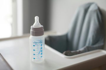 l’immagine rappresenta un biberon per la conservazione e lo stoccaggio del latte materno in frigo