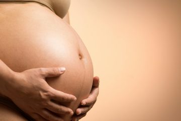l’immagine rappresenta una donna in gravidanza con un evidente linea nigra