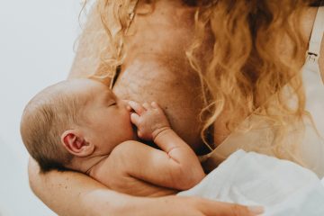 l’immagine rappresenta una donna che allatta il suo bimbo