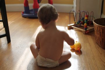 l’immagine rappresenta un bimbo che gioca