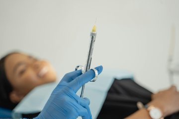 l’immagine rappresenta una doanna che sta per ricevere un iniezione di anestesia epidurale