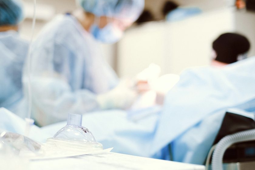 l’immagine rappresenta un equipe medica in sala anestesia