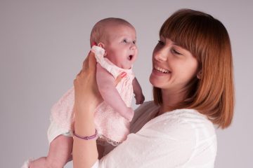 l’immagine rappresenta una mamma che sta per allattare la sua neonata