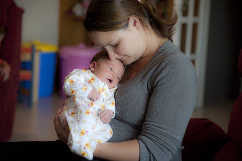 l’immagine rappresenta una mamma che sta per allattare il suo neonato