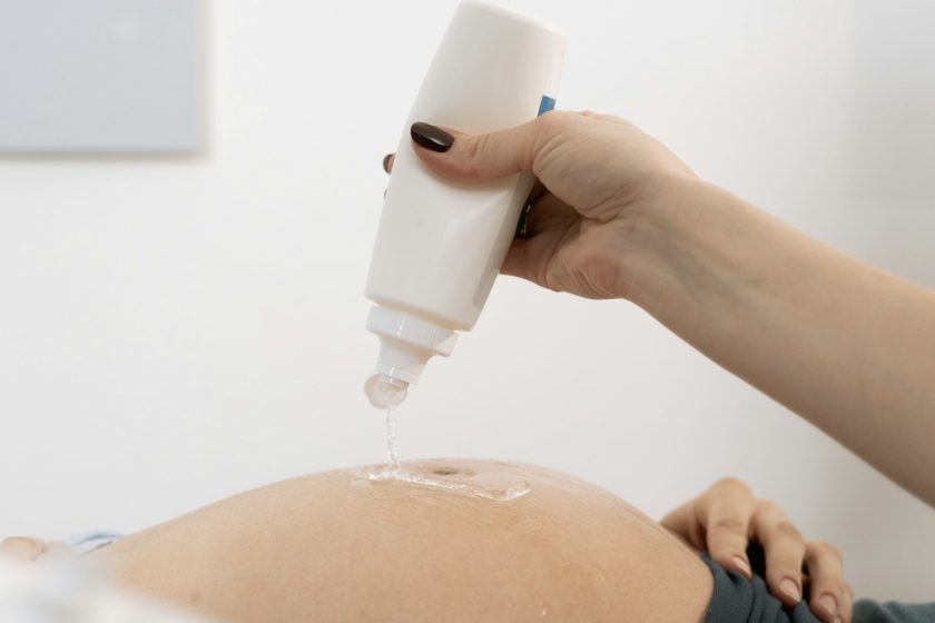 l’immagine rappresenta una donna in gravidanza durante un controllo ecografico di routine 