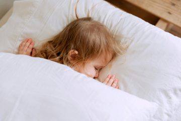 l’immagine rappresenta una bambina che dorme