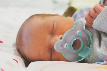 l’immagine rappresenta un neonato che sta usando il ciuccio