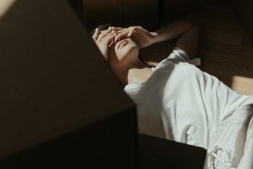 l’immagine rappresenta una giovane donna