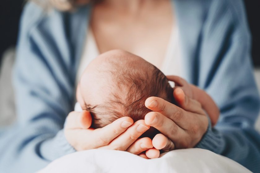 l’immagine rappresenta una madre che stringe il suo bambino appena dopo aver partorito