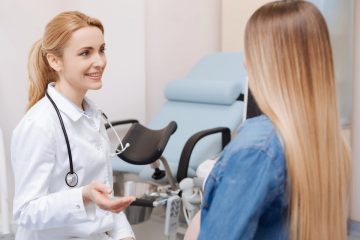 l’immagine rappresenta una giovane donna durante la conversazione con un medico ginecologo
