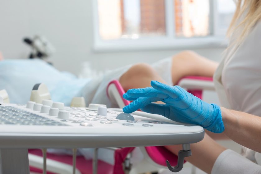 l’immagine rappresenta ua giovane donna durante un ecografia in uno studio ginecologico