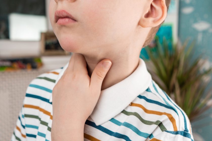 le placche sono contagiose nei bambini, genitore con bambino con mal di gola a casa