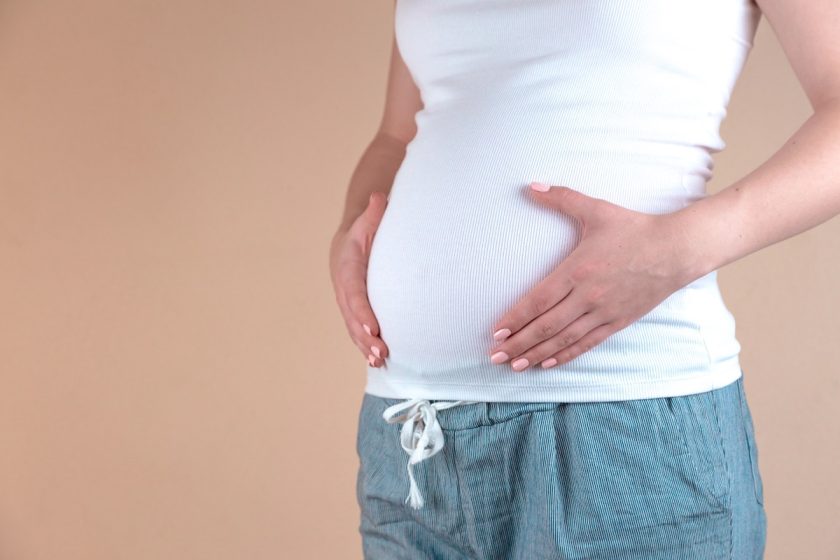 perdite marroni inizio gravidanza, donna incinta in ambiente domestico rassicurante