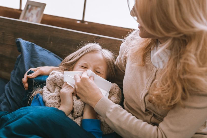 rimedi naturali raffreddore per bambini con genitore che aiuta a casa