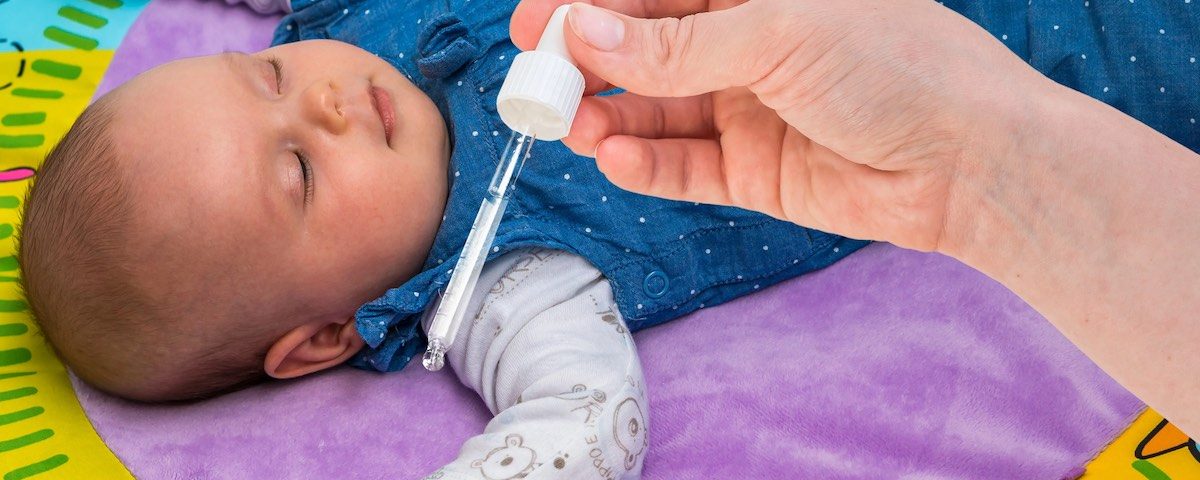 acqua fisiologica per neonati e bambini, genitore in casa con neonato