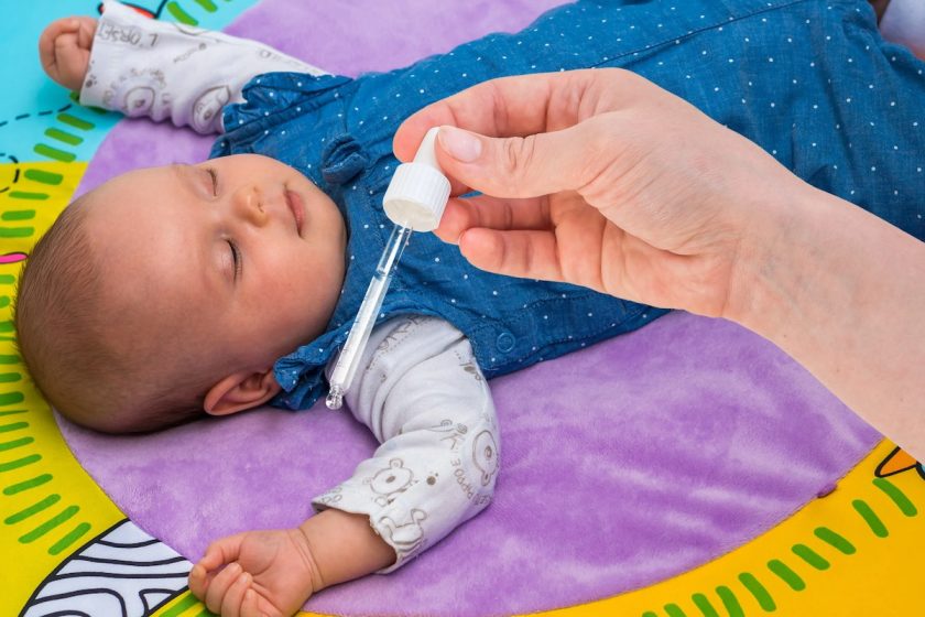 acqua fisiologica per neonati e bambini, genitore in casa con neonato