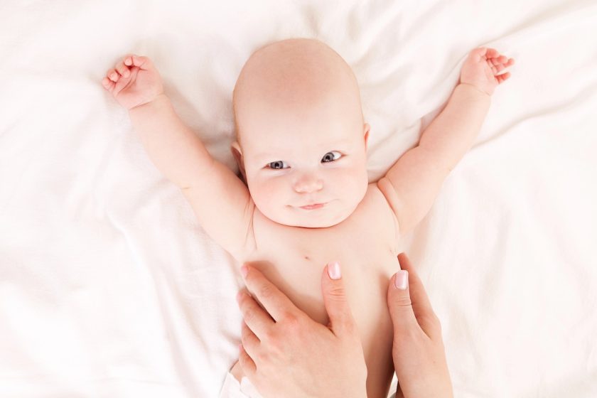 lingua bianca bambini, genitore con neonato in ambiente domestico