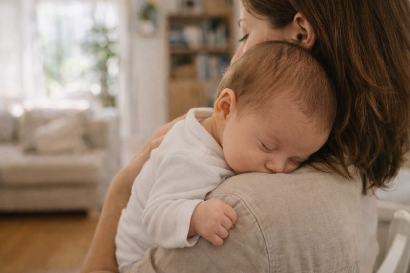 plagiocefalia neonato testa piatta lato mamma con bambino