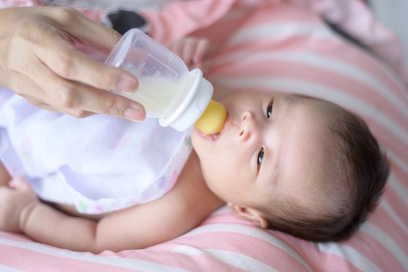 Neonato in posizione leggermente sollevata dopo la poppata per ridurre il rigurgito