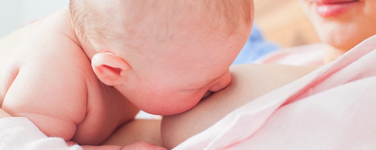 Neonato rigurgita latte sulla spalla della madre dopo la poppata