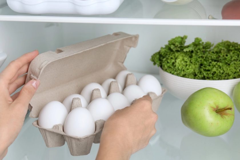 Confezione di uova conservata in frigorifero per una corretta sicurezza alimentare in famiglia.