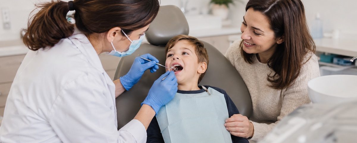 Dentista pediatrica controlla la bocca di un bambino