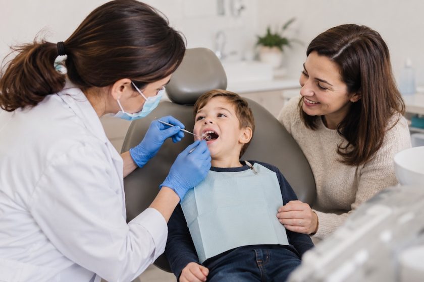 Dentista pediatrica controlla la bocca di un bambino